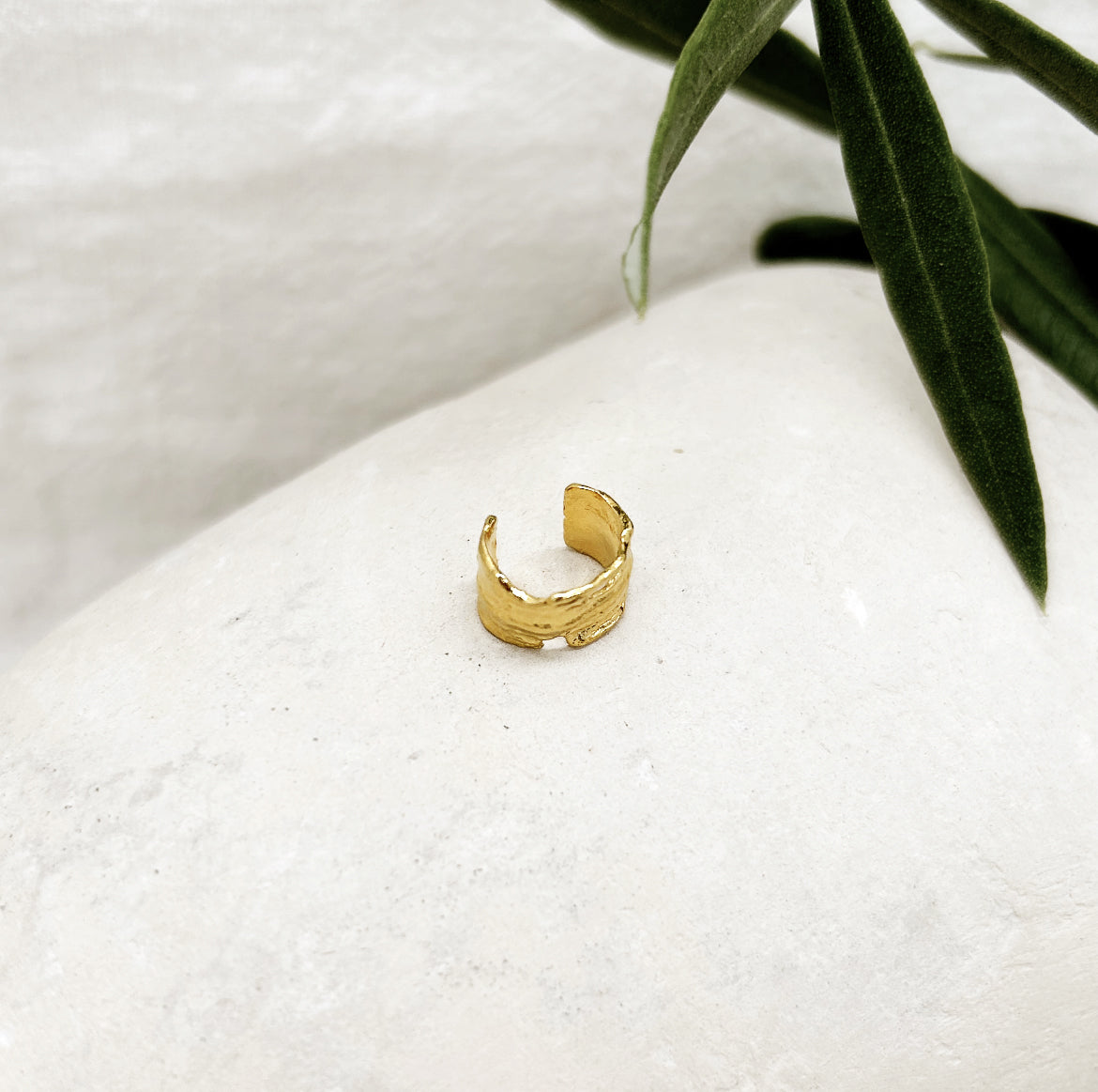 Elise Tsikis – Peni Gold Earcuff