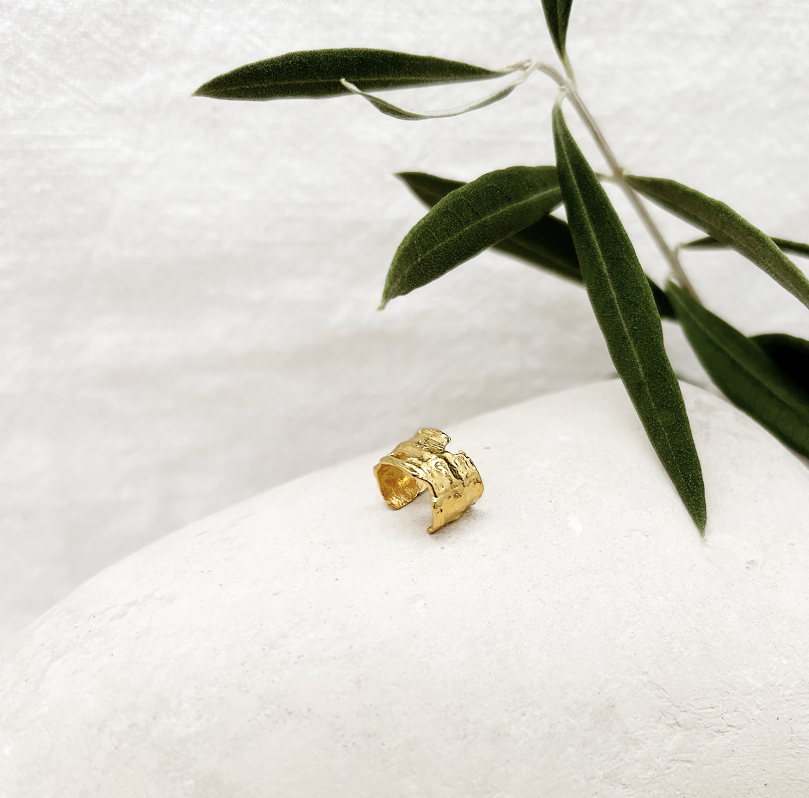 Elise Tsikis – Peni Gold Earcuff