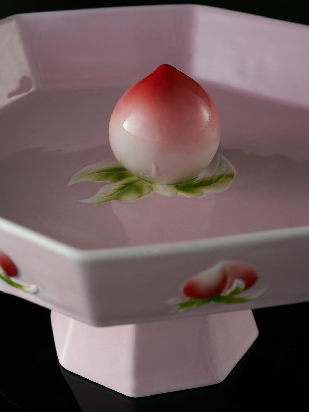 XI XING LE - Fulu Peach Sculpture – Pedestal Plate