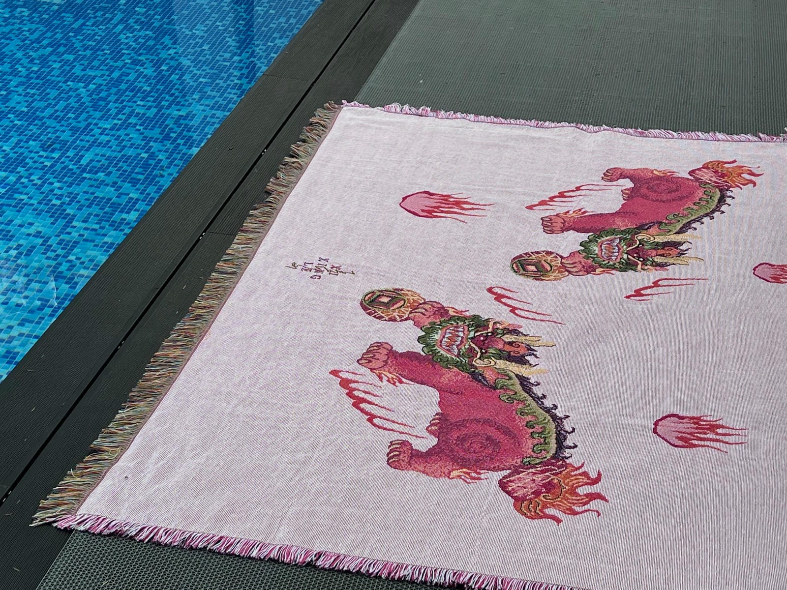 XI XING LE - Kirin Pink Throw Blanket